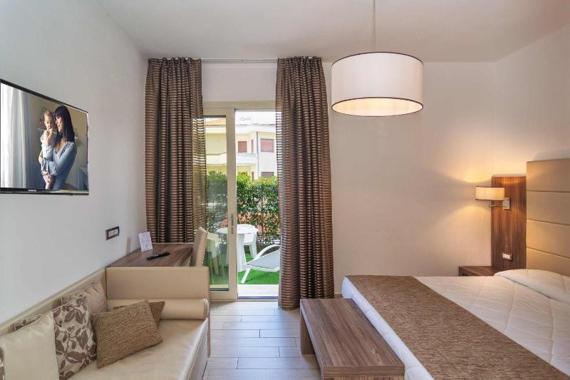 Triple Room with Garden View - Ground Floor - Beach Access image 4