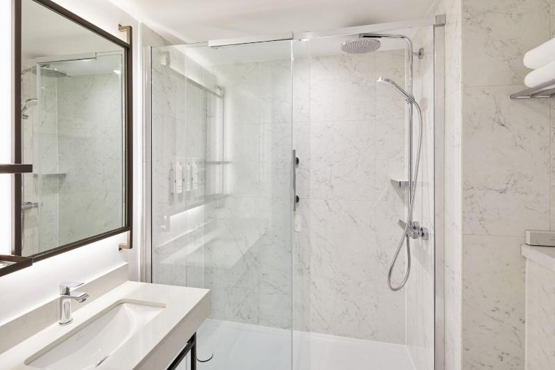 Superior King Room with Square View image 2