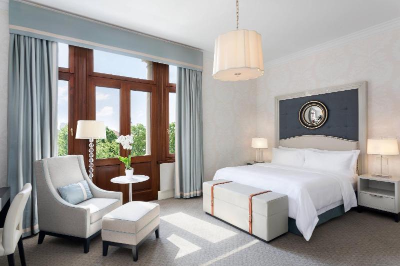 Executive, Guest room, 1 King image 3