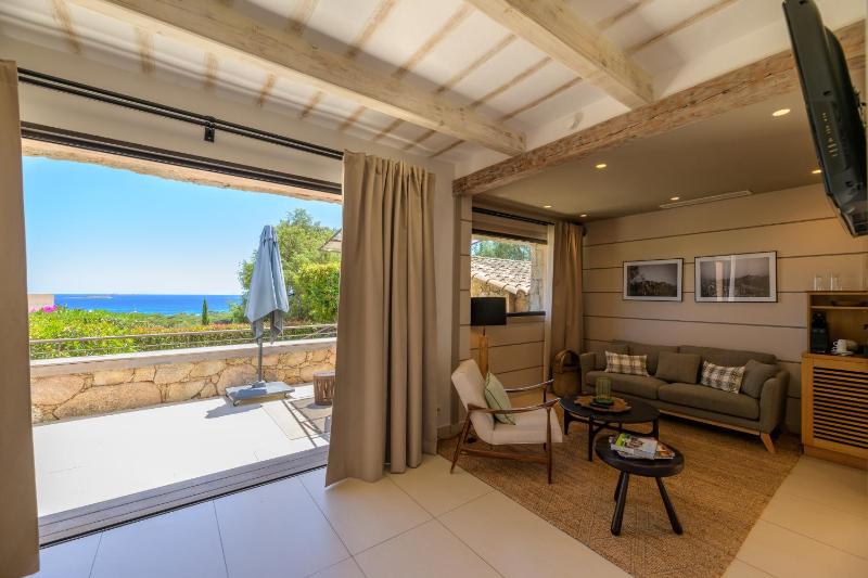 Deluxe Suite with Sea View (2 Adults) image 4
