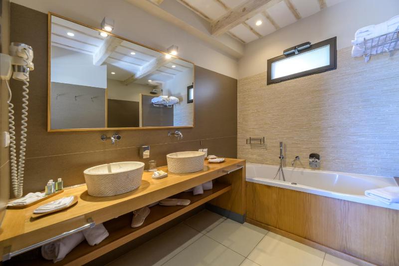 Deluxe Suite with Sea View (2 Adults) image 3