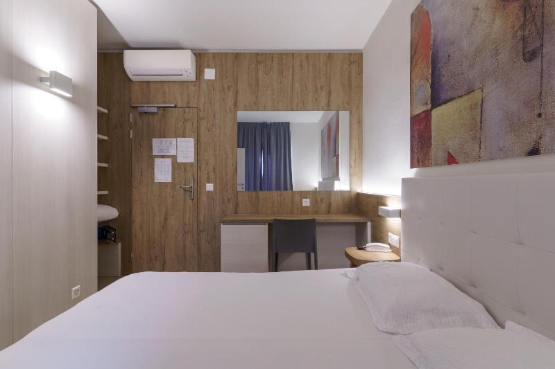 Superior Double Room with Balcony image 1