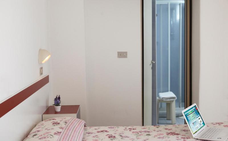 Single Room image 4