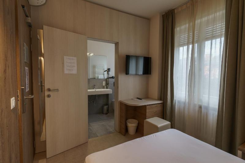 Single Room image 3
