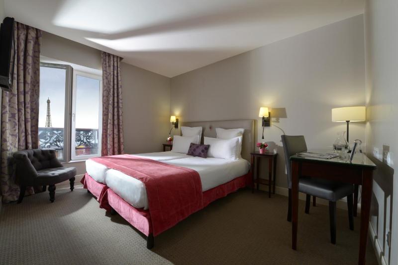 Classic Double Room - Eiffel Tower View image 3