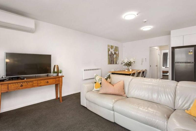 Warm and inviting - Free carpark - image 26