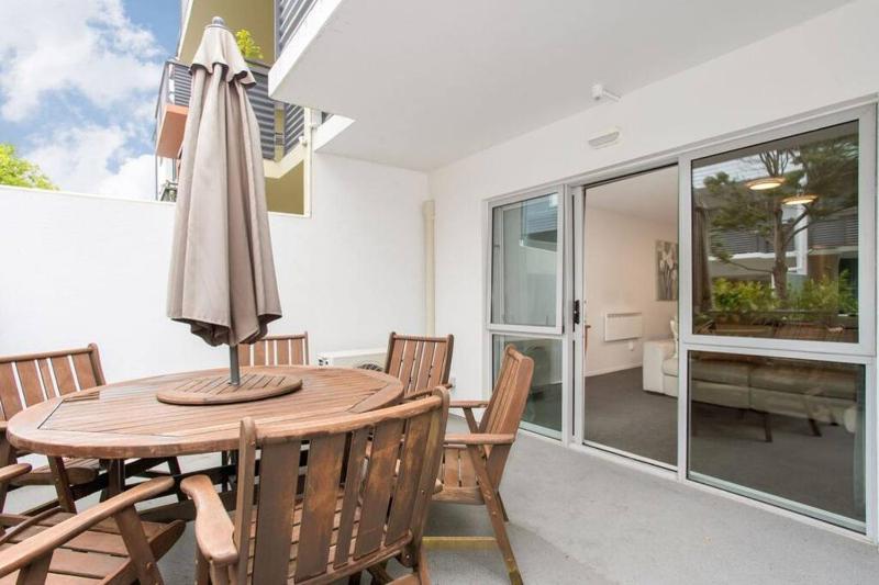 Warm and inviting - Free carpark - image 4