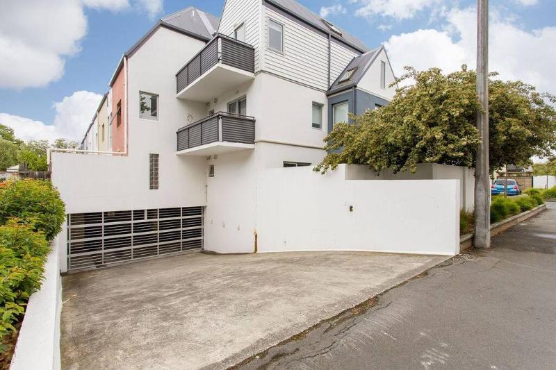 Warm and inviting - Free carpark - image 6
