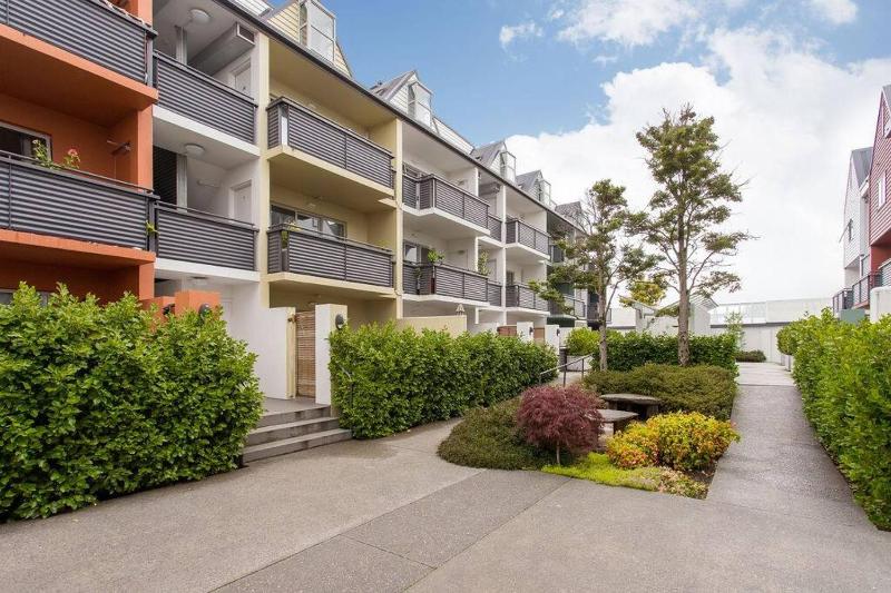 Warm and inviting - Free carpark - image 24