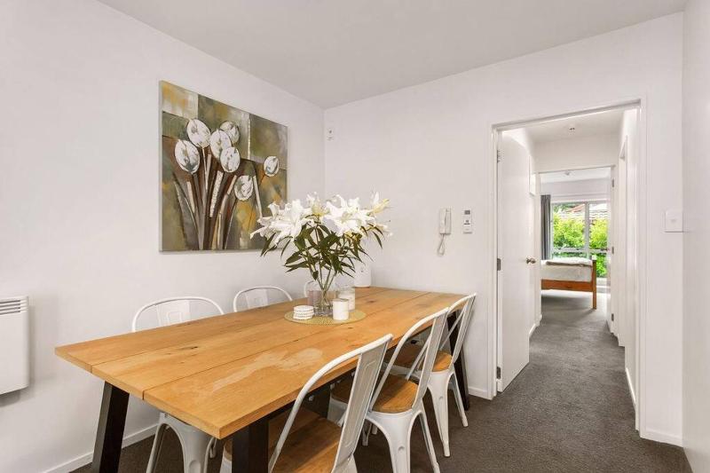 Warm and inviting - Free carpark - image 20