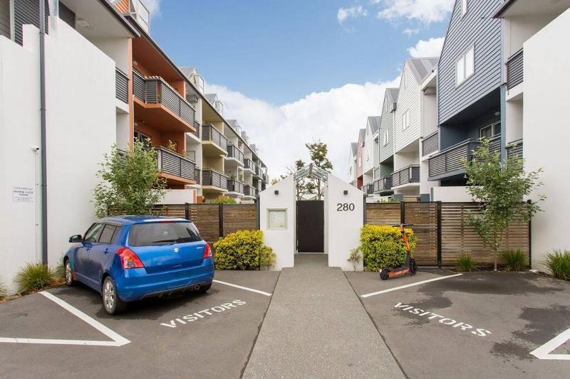 Warm and inviting - Free carpark - image 15