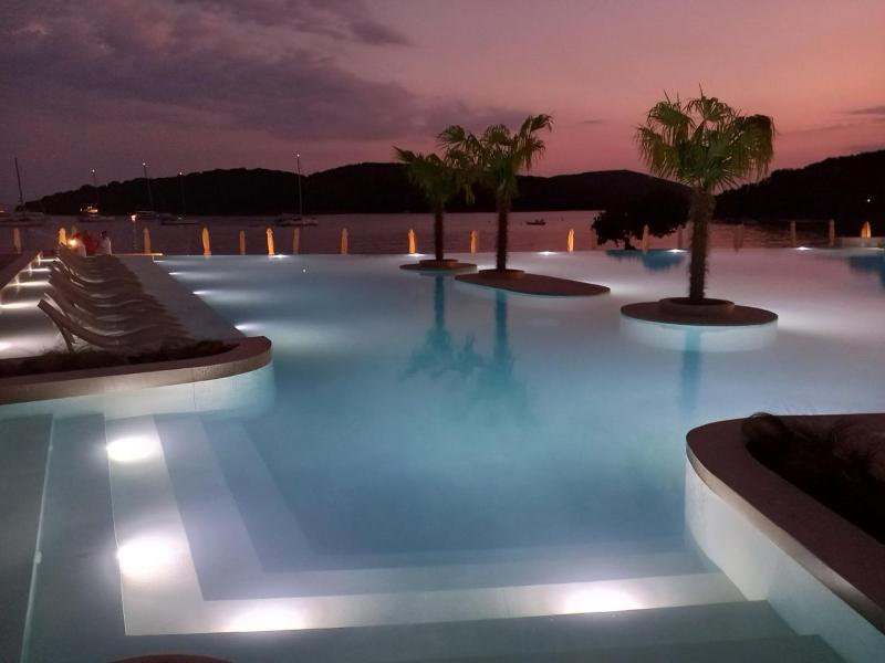 Split Level Apartment - Beachfront image 1