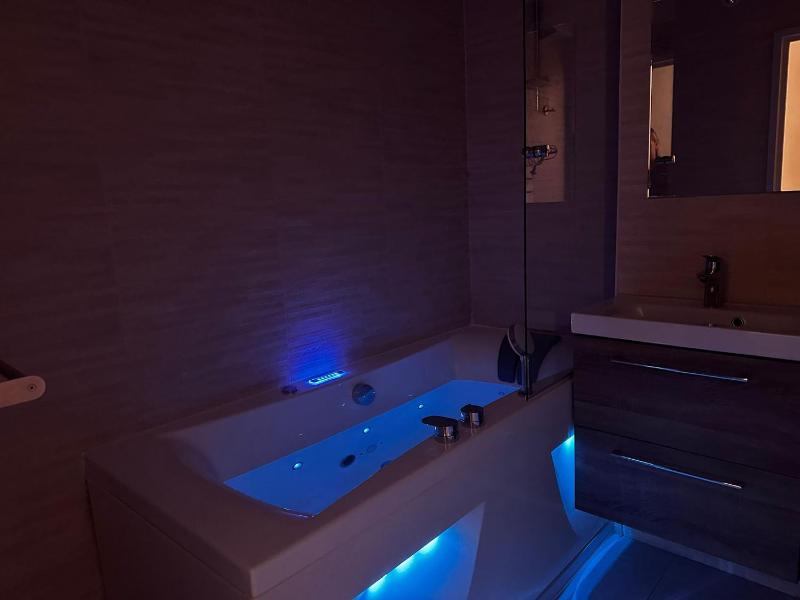 Loveroom Adults Only jacuzzi vieille ville Annecy - image 17
