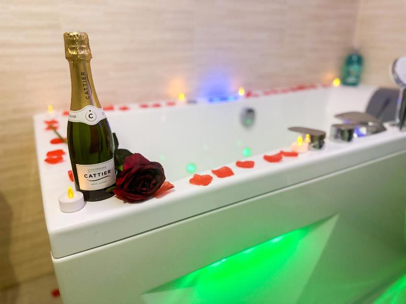 Loveroom Adults Only jacuzzi vieille ville Annecy - image 9