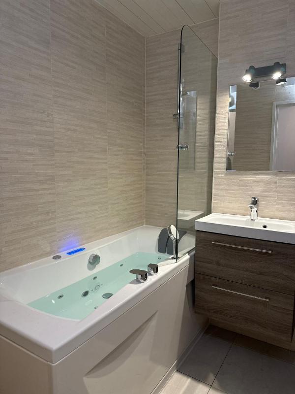 Loveroom Adults Only jacuzzi vieille ville Annecy - image 11