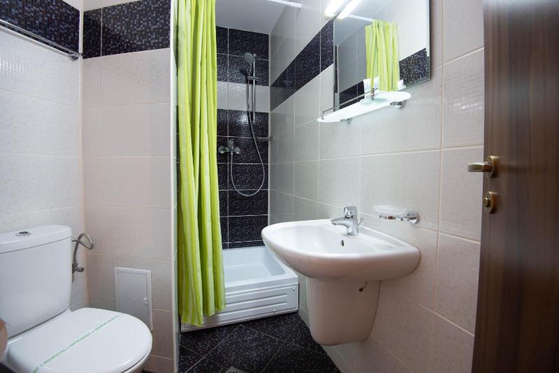 Double or Twin Room with City View image 4