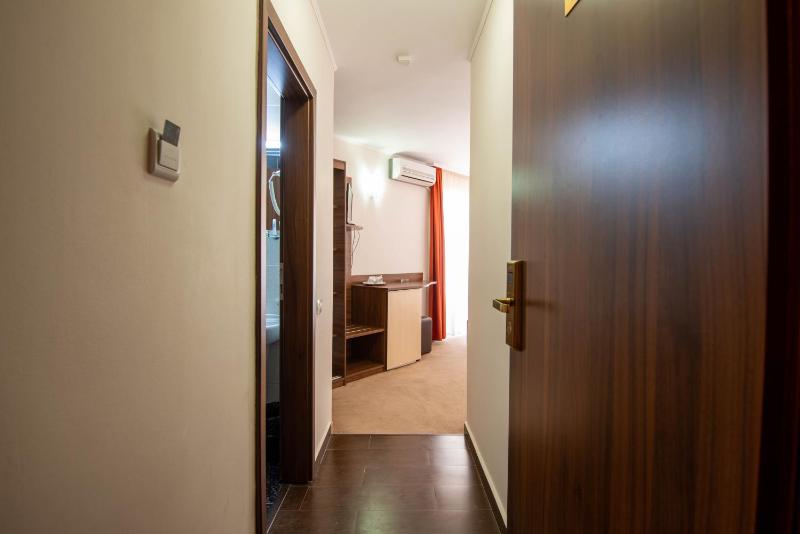Double or Twin Room with City View image 3