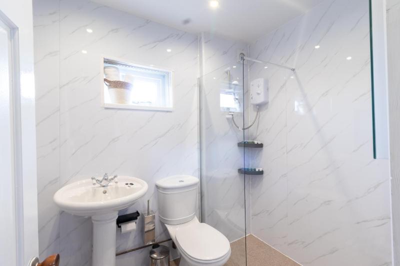 Open Mind Property - 4 Beds & Free Parking - image 25