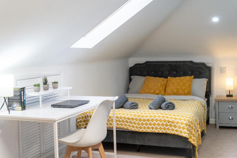 Open Mind Property - 4 Beds & Free Parking - image 22
