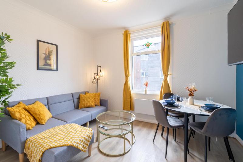 Open Mind Property - 4 Beds & Free Parking - image 12