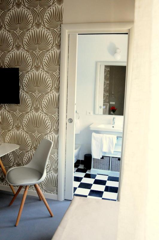 Standard King Room image 2