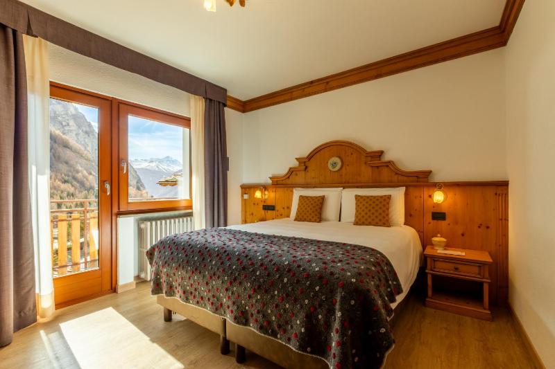 Deluxe Double Room with Balcony and Mountain View image 1