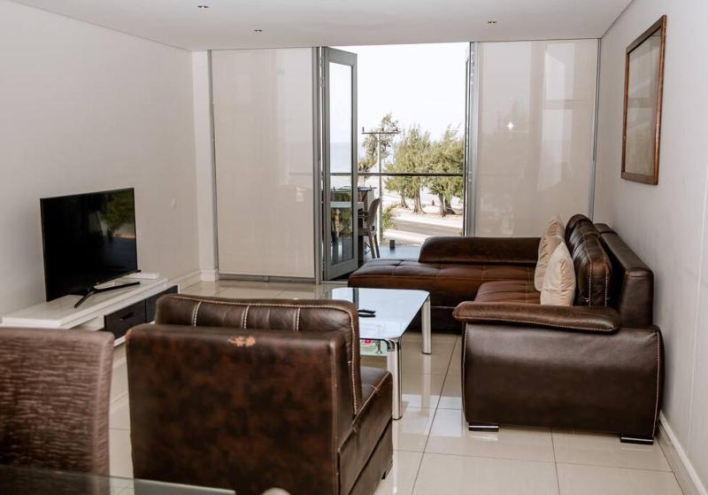 Seaside retreat for urban explorers above Mall - image 11