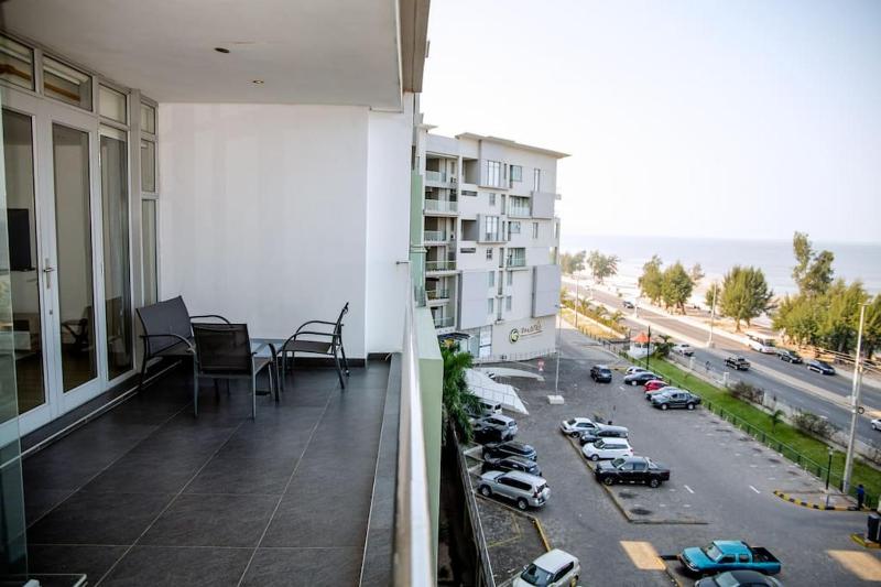 Beachfront Luxury Exquisite Retreat above Mall - image 10
