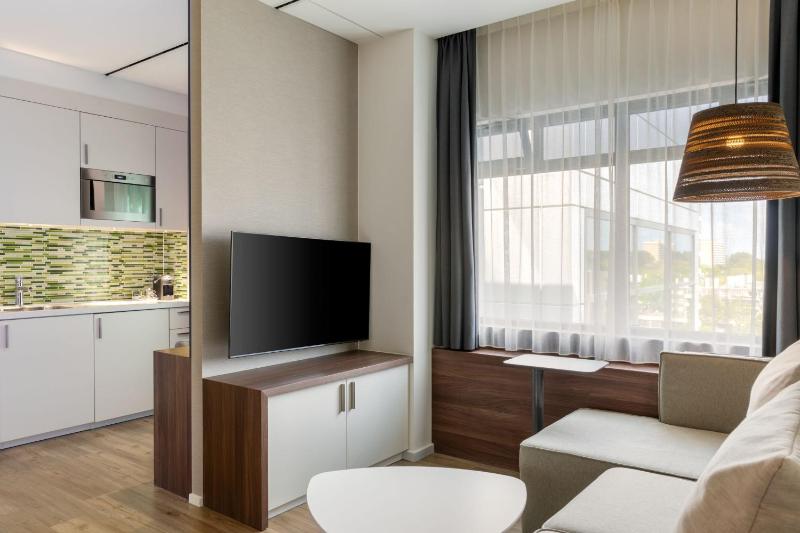 Studio with 2 Queensize Beds image 3