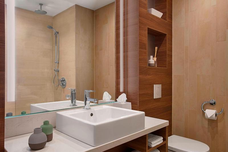 One Bedroom Suite with 1 Kingsize Bed image 2