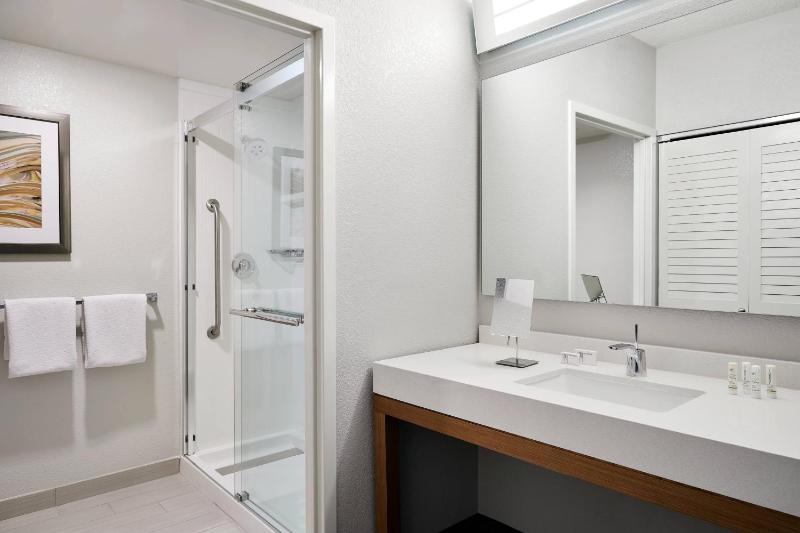 One Room Corner Suite, Larger Guest room, 1 King, Sofa bed image 2