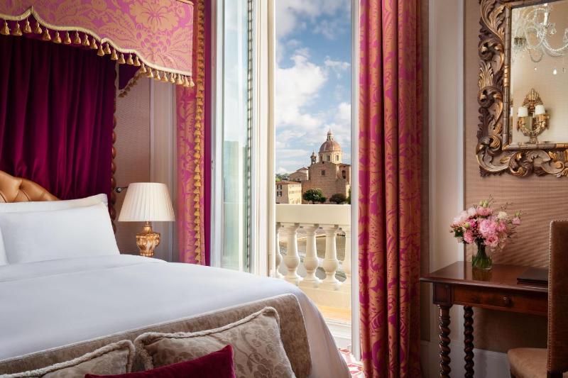 Arno River Deluxe, Guest room, One King image 3