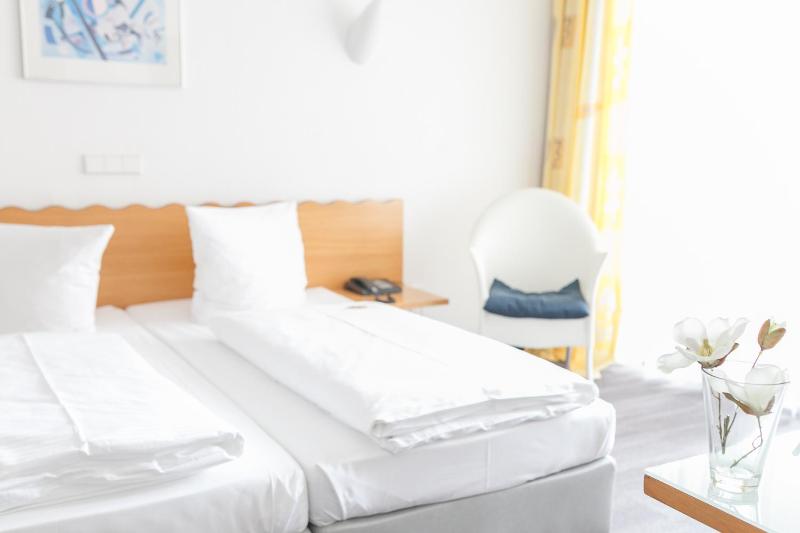 Superior Double Room with Balcony image 4