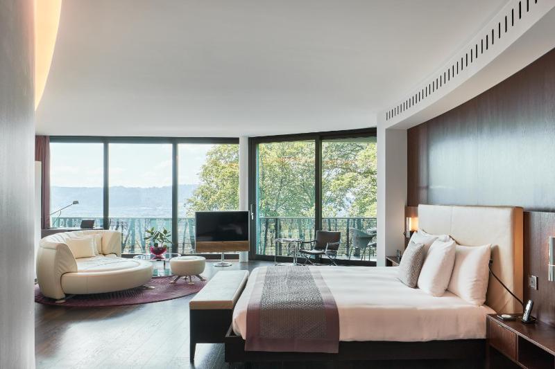 Deluxe Junior Suite with Balcony and Lake View image 1