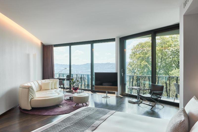 Deluxe Junior Suite with Balcony and Lake View image 4