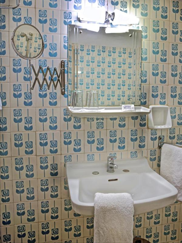 Quadruple Room image 2