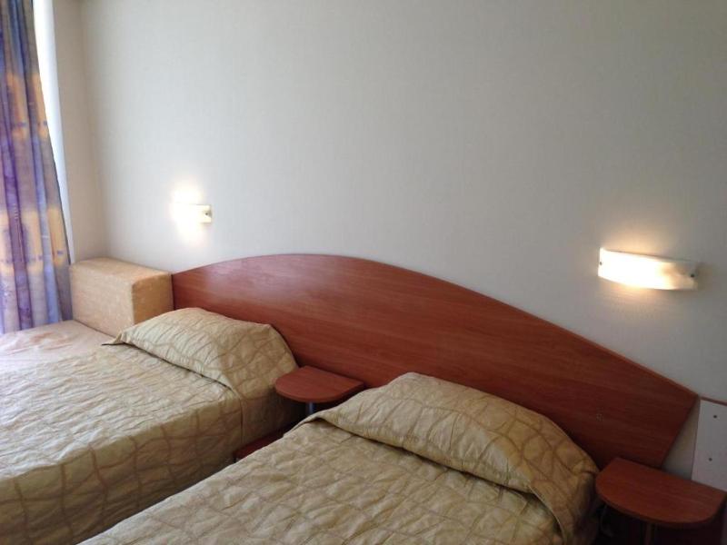 Twin Room image 3