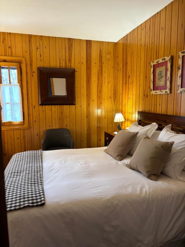 Standard Double Room image 3