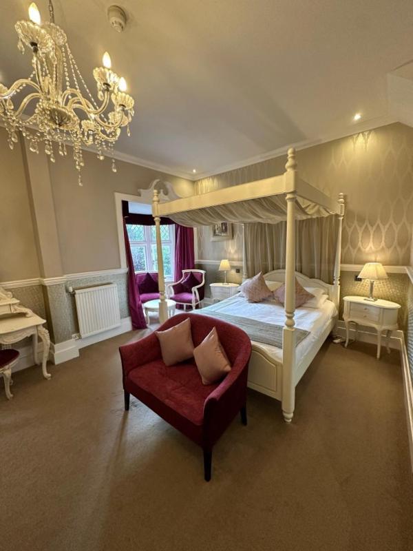 Junior Suite with Spa Bath image 1