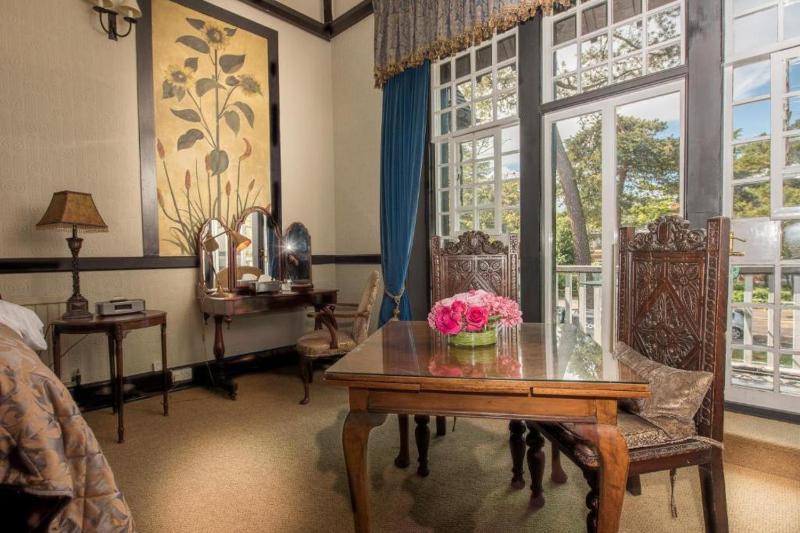 Langtry Manor Hotel - image 30