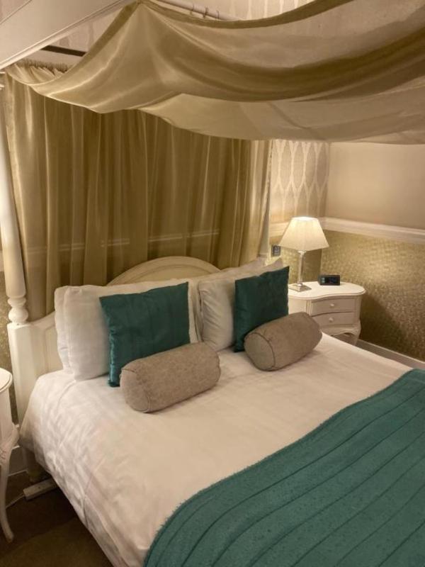 Junior Suite with Spa Bath image 4