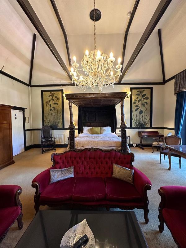 Langtry Manor Hotel - image 40
