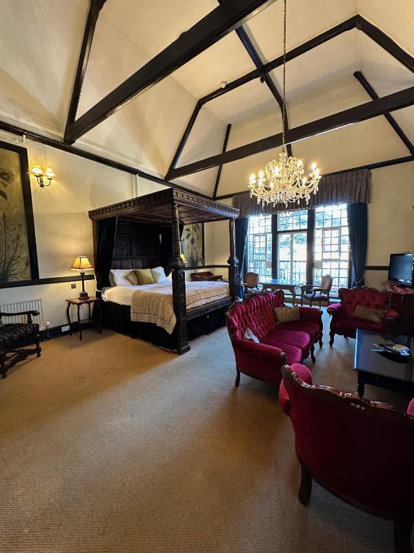 King Suite with Balcony image 4