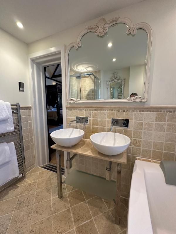 King Suite with Balcony image 3