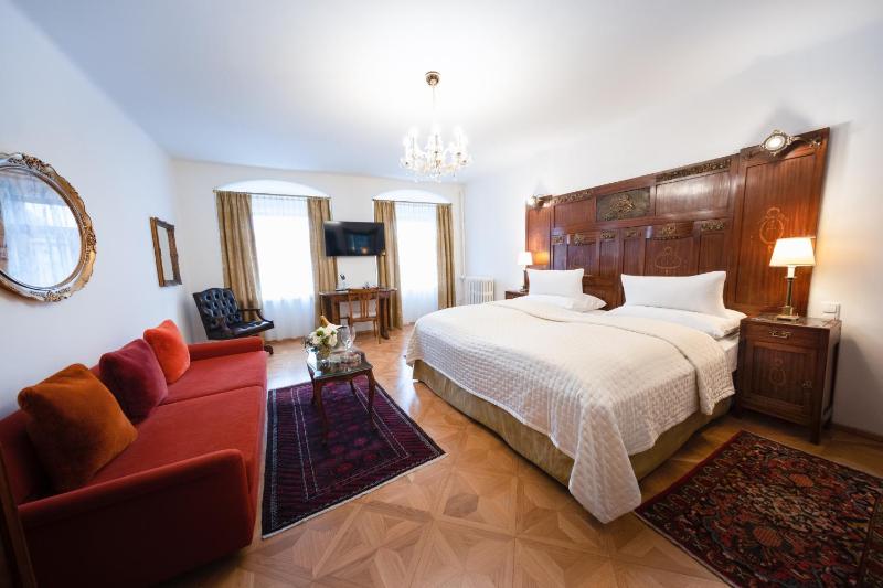 Superior Triple Room image 4