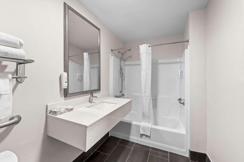 Queen Room - Disability Access image 3