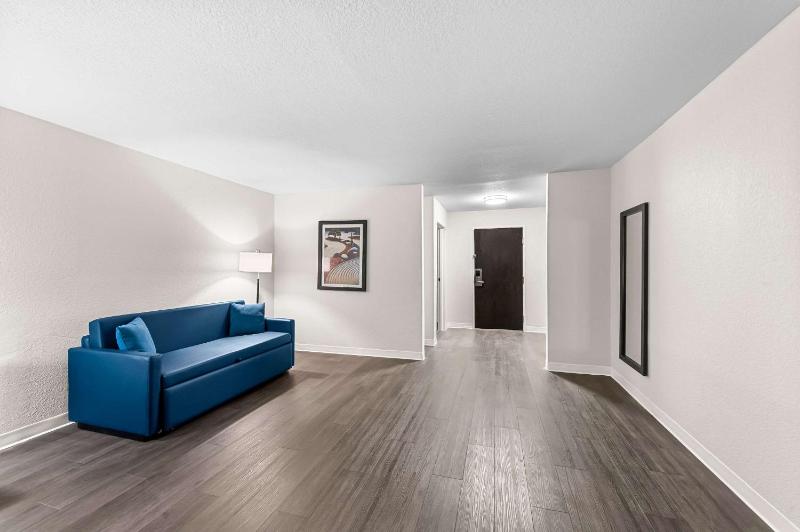King Suite with Sofa bed - Disability Access/Non Smoking/Interior Corridor image 4