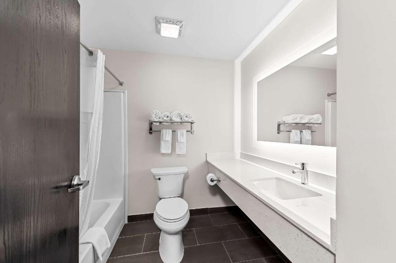 Standard King Room image 3