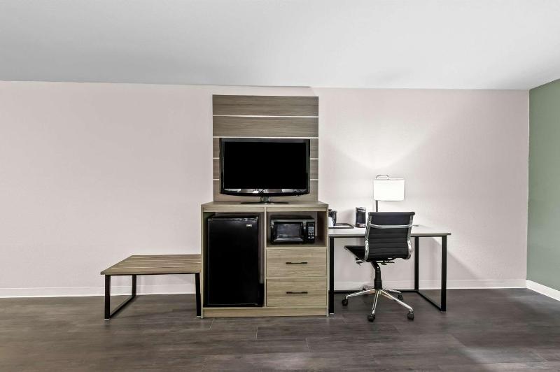 King Suite with Sofa bed - Disability Access/Non Smoking/Interior Corridor image 3