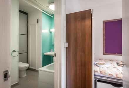 Twin Room with Private Bathroom image 3